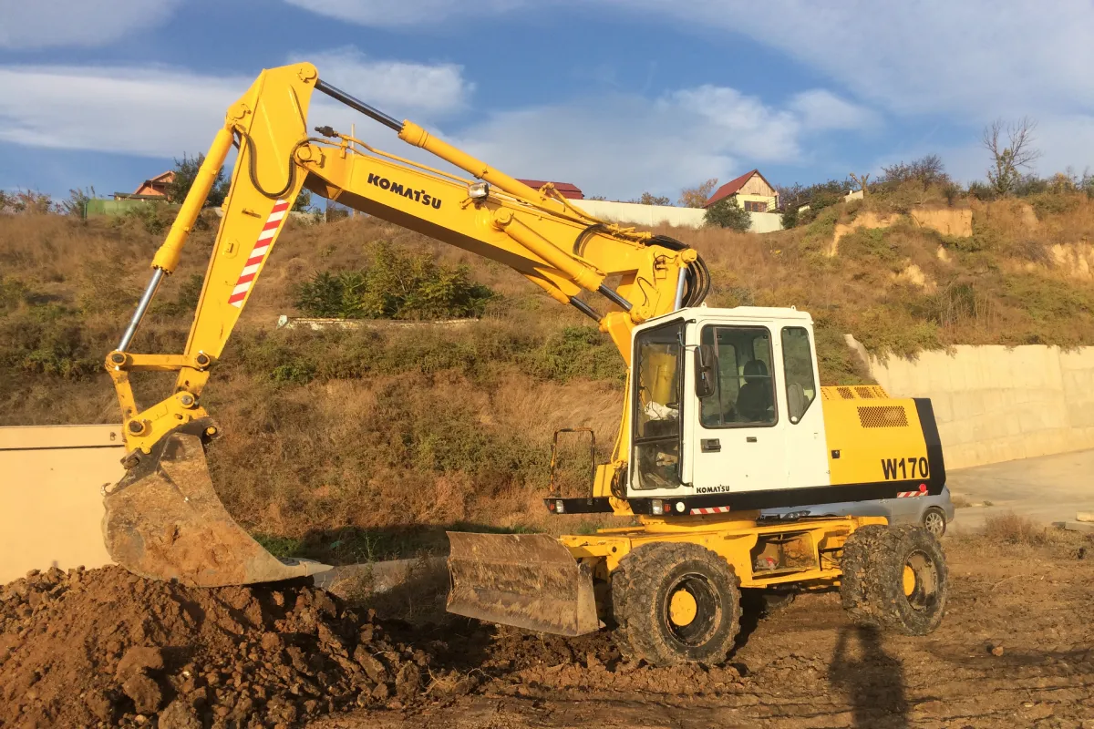 Колісний екскаватор Komatsu W170 19т — земляні роботи в Одесі, Буд Холдинг